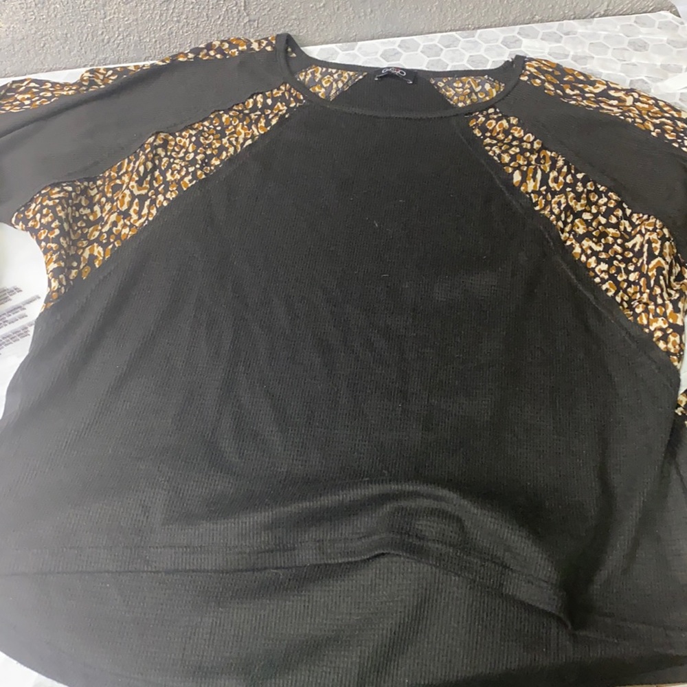 GigiO Large Black Cheetah Print long Sleeve Sweater